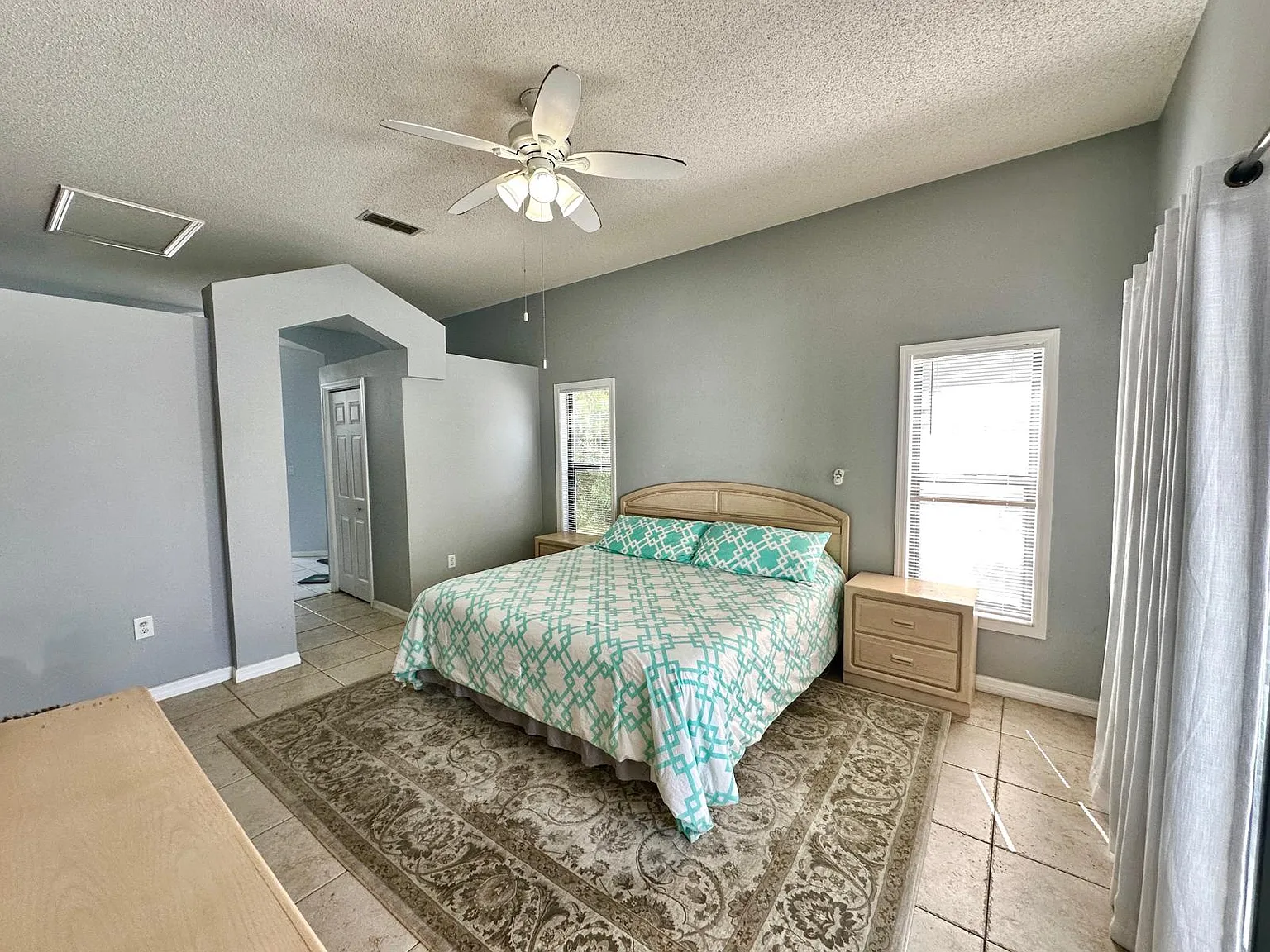 4 bed, 2054 sqft, $3,395 — Photo 4