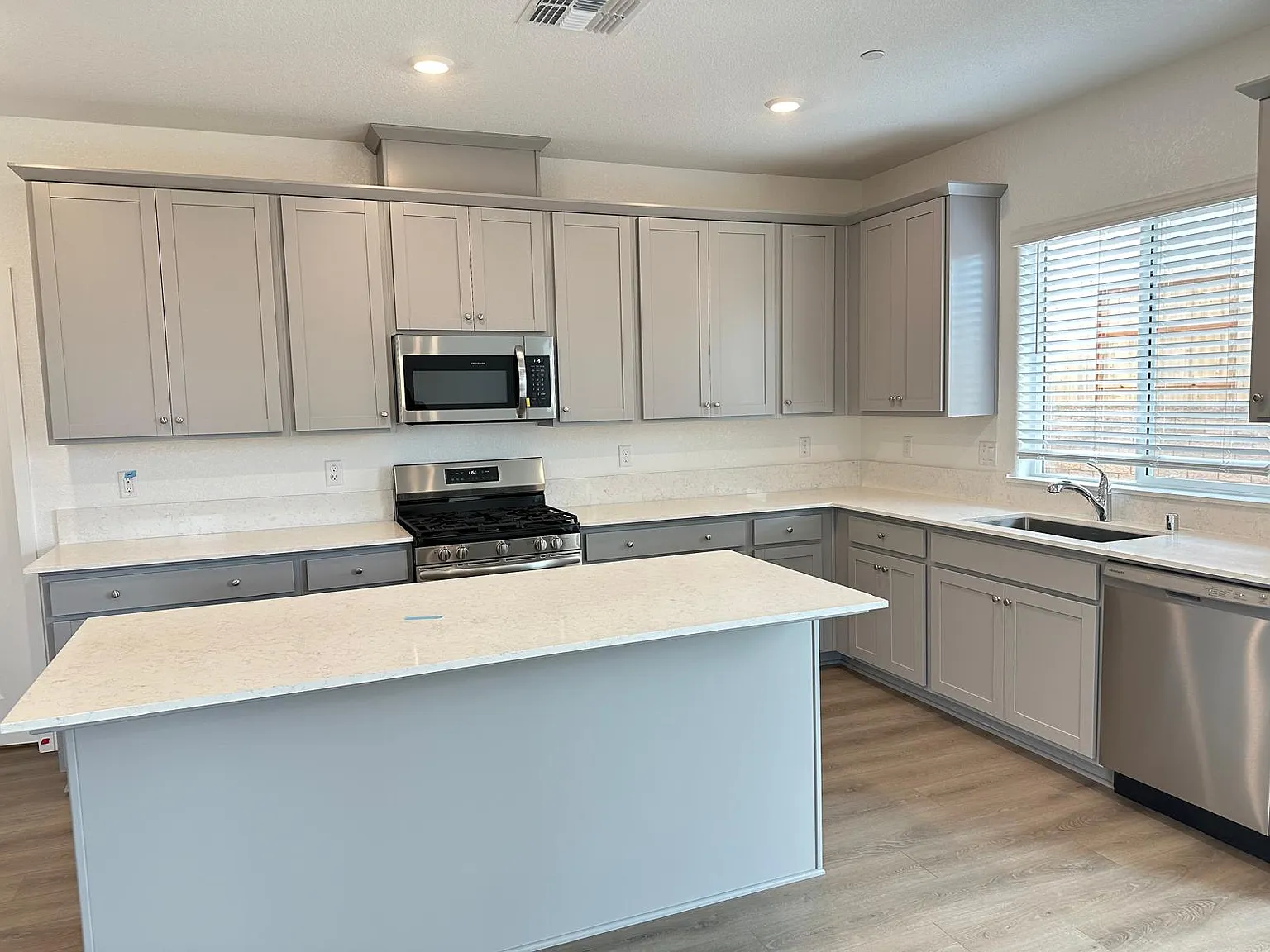 5 bed, 2966 sqft, $3,900 — Photo 2