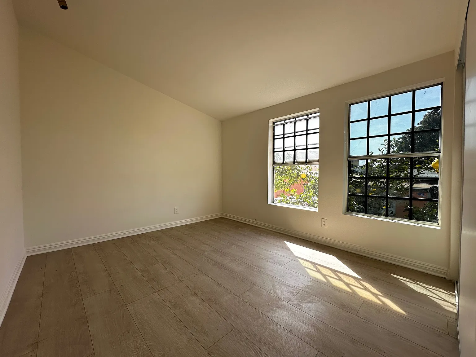 2 bed, 600 sqft, $2,300 — Photo 4