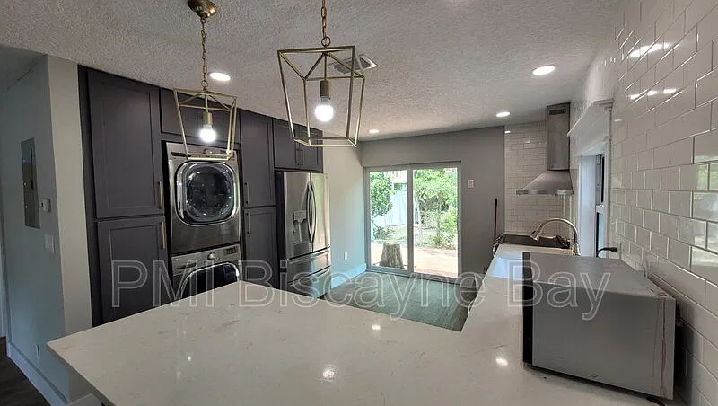 3 bed, 2.0 bath, 1137 sqft, $3,000 — Photo 4