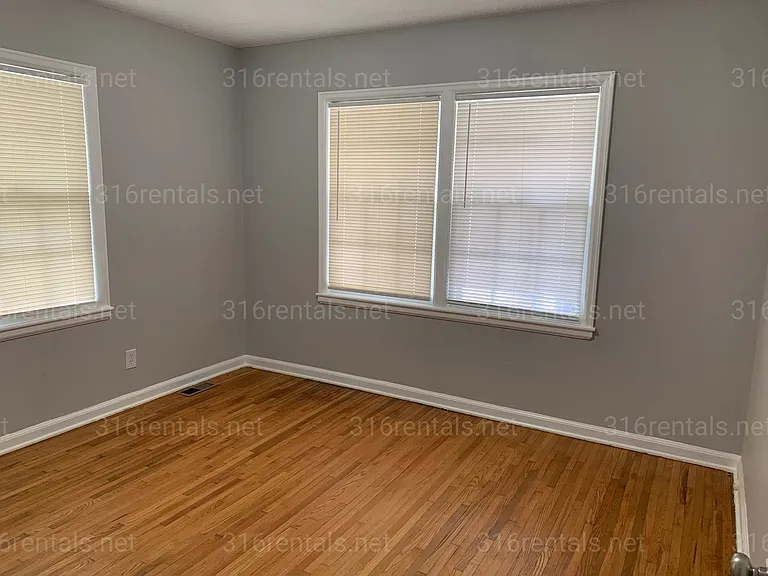 1043 N Terrace Dr — Photo 4