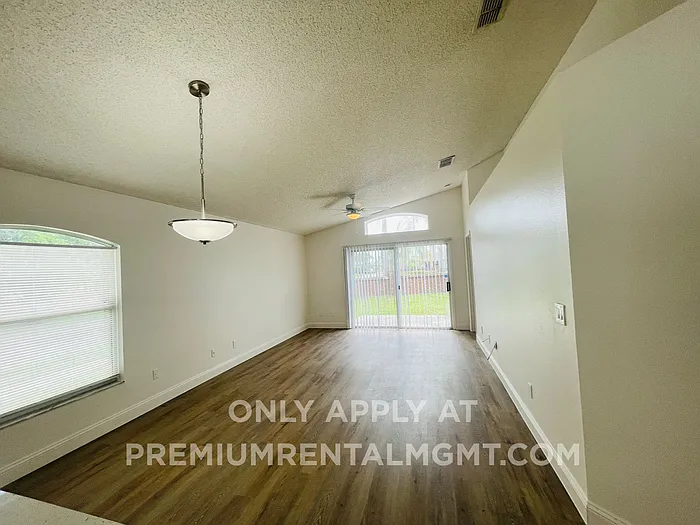 13403 Greenpointe Dr — Photo 2