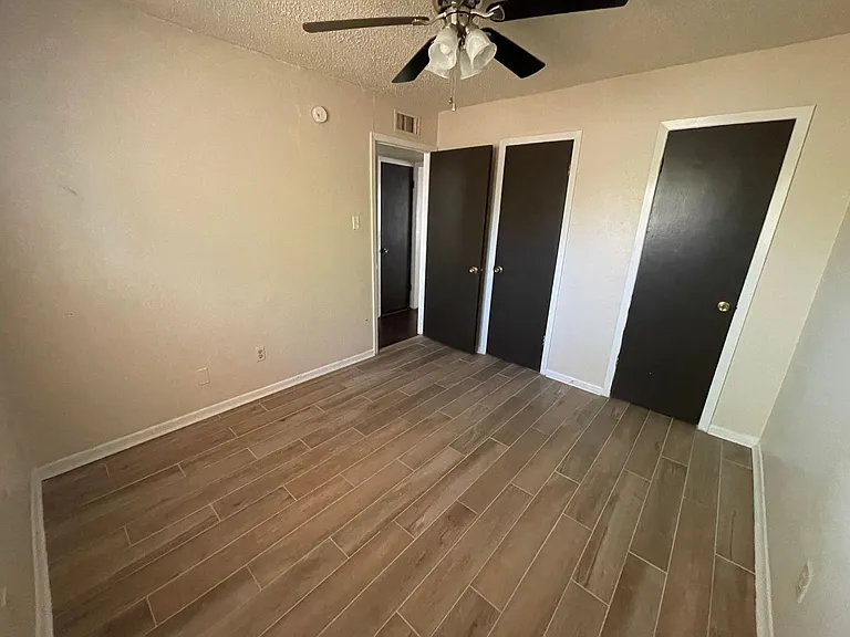 425 W Ave C — Photo 10