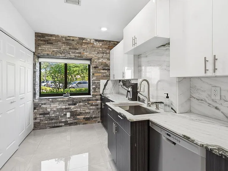 1143 Duncan Cir #103 — Photo 3