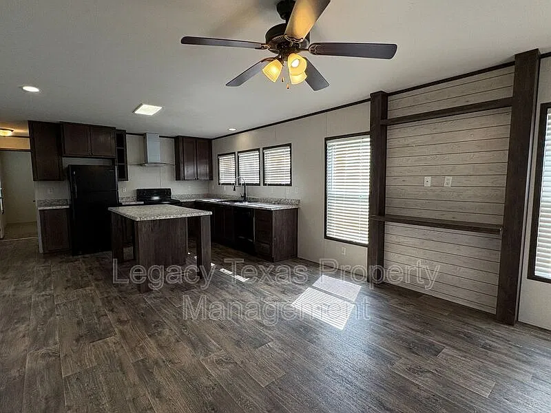3 bed, 2.0 bath, 1200 sqft, $1,350 — Photo 2