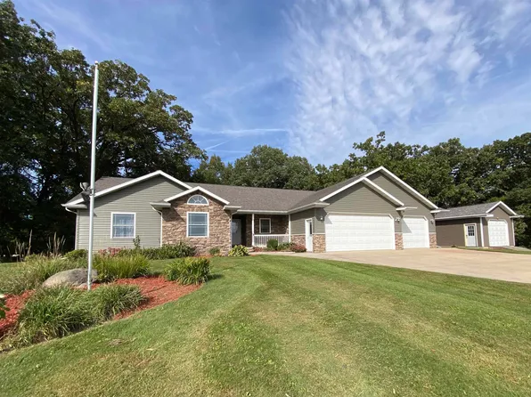 W10886 Westfox Rd, Fox Lake, WI 53933