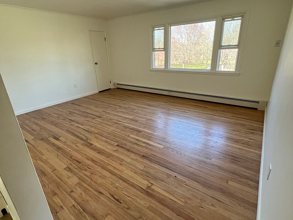 2nd image of 15 Violet Pl #2
