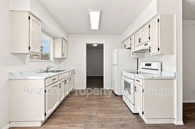 3 bed, 2.0 bath, 1008 sqft, $1,795 — Photo 4