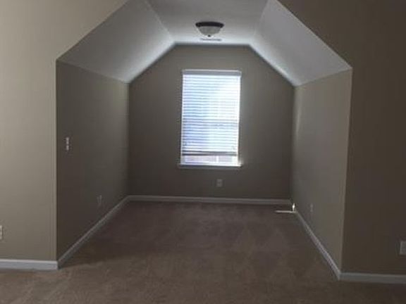 3rd image of 607 Red Oak Ln