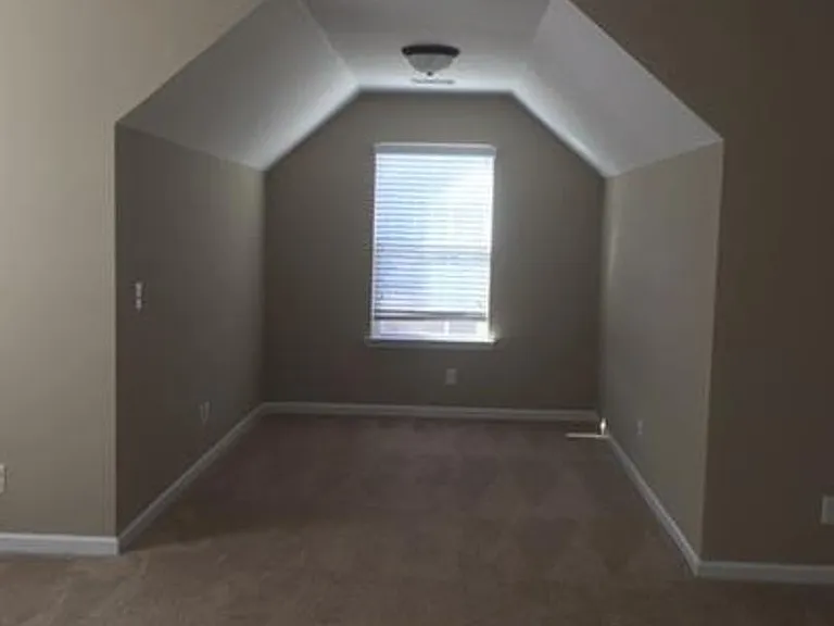 607 Red Oak Ln — Photo 3