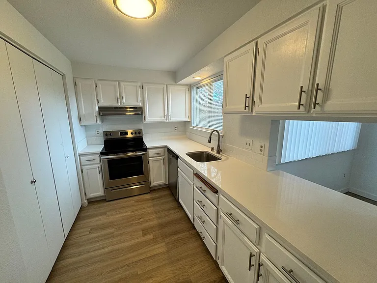 Stunning 2 Bed, 1 Bath w/ Laundry & AC in Lincoln Heights! — Photo 8