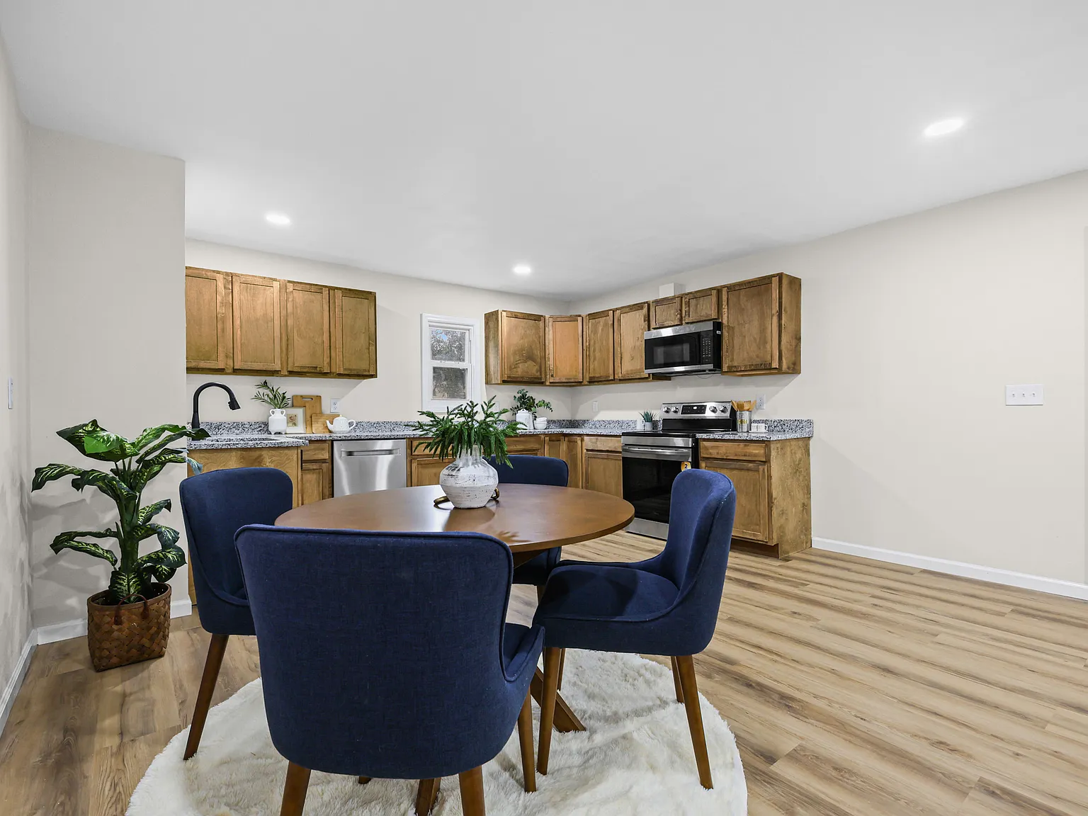 3 bed, 1700 sqft, $2,100 — Photo 3