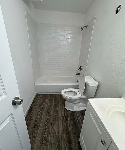 2034 Catalpa Dr #E — Photo 8