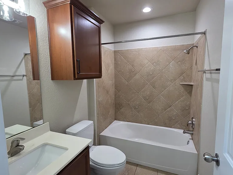 5202 Dauphin Dr — Photo 17