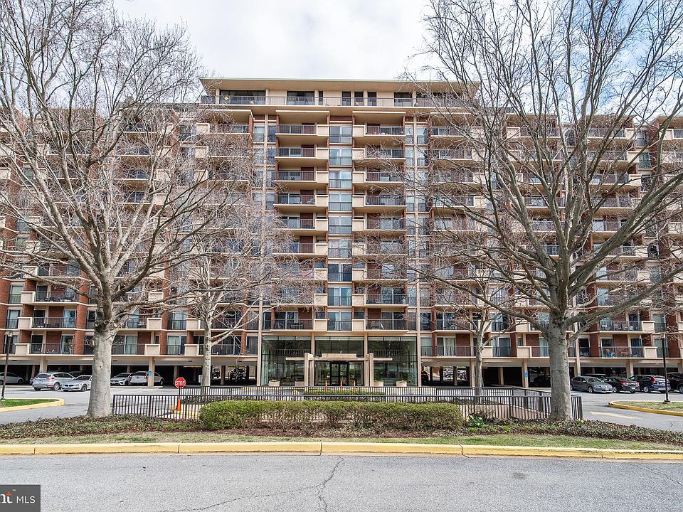 1st image of 1300 Army Navy Dr APT 1002