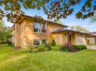 2006 E Woodview Dr, Mount Prospect, IL 60056