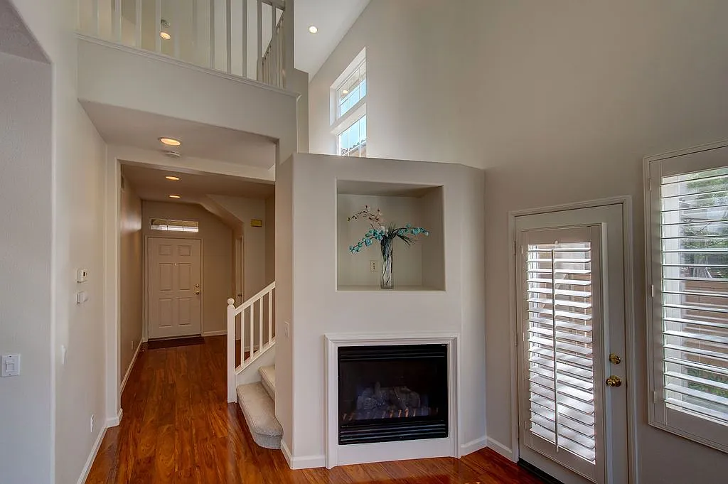 2 bed, 2.5 bath, 1166 sqft, $4,200 — Photo 2