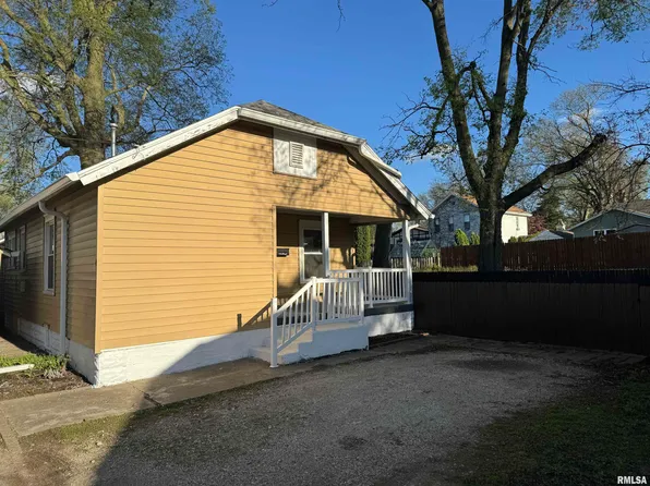 14 Rosenberg Ct, Pekin, IL 61554