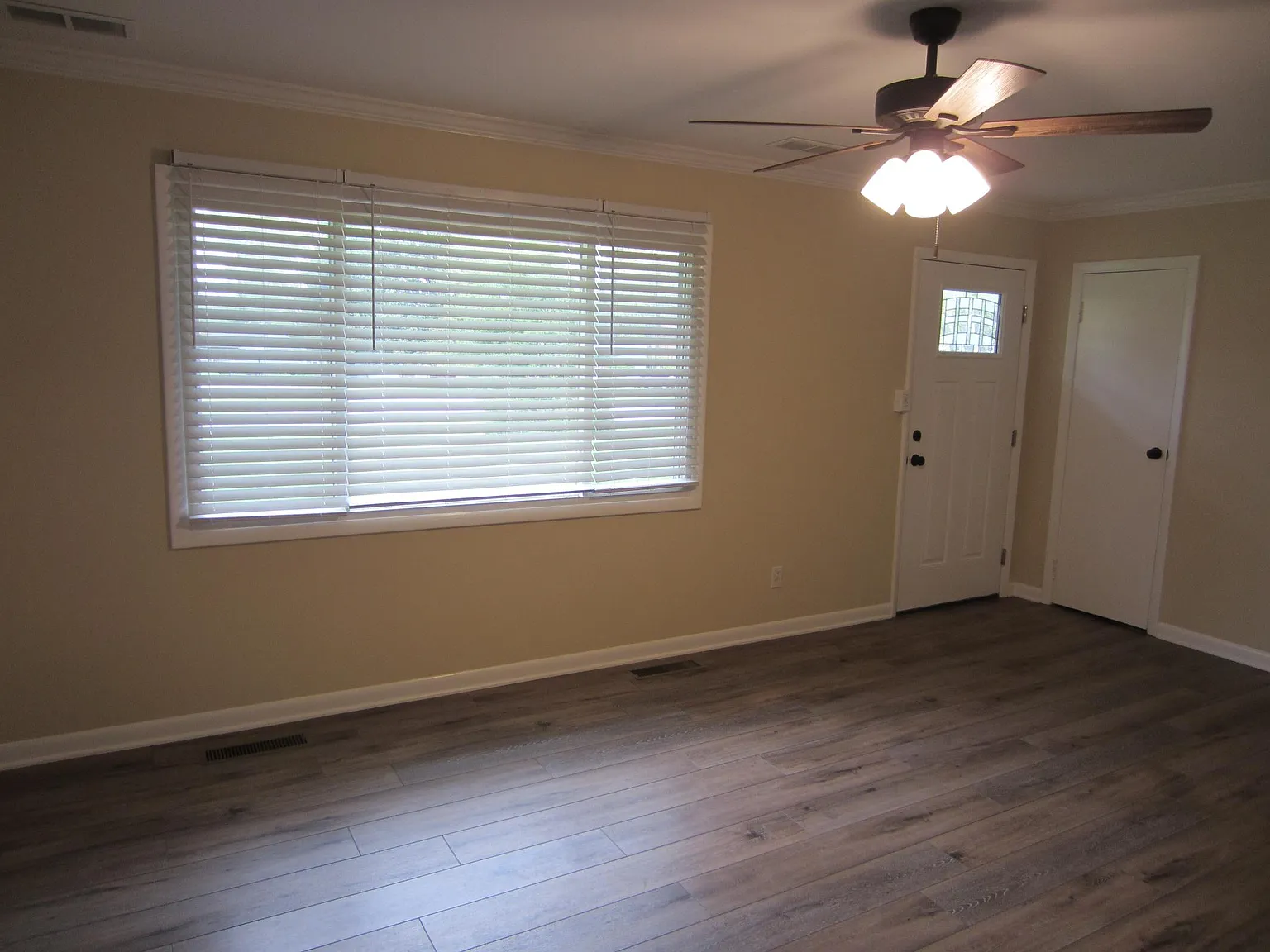 4 bed, 1.5 bath, 1292 sqft, $1,800 — Photo 2