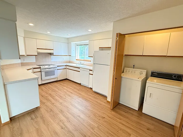 Large 980sq. 1 bedroom apartment with attached garage plus 1 parking space — Photo 11