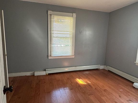 4th image of 479 Putnam St #1R