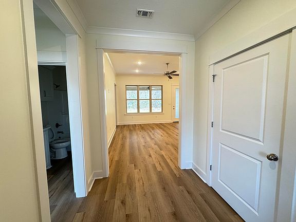 3rd image of 20 Augusta Ct E