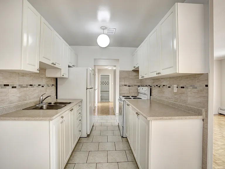2503 Hurontario St — Photo 20