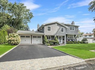 21 Elderwood Ln, Melville, NY 11747