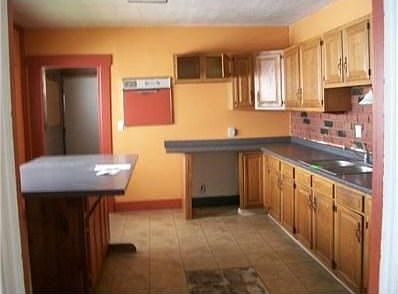 5th image of 890 Spruce Ave