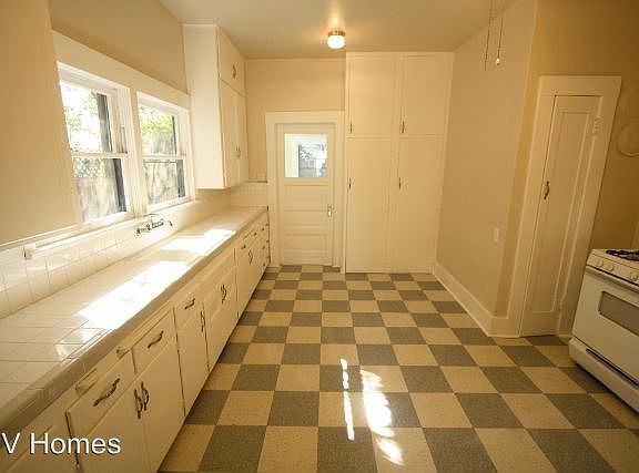 3rd image of 911 N Echo Ave