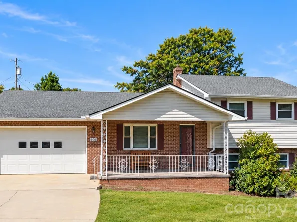 106 Mohican Trl, East Flat Rock, NC 28726