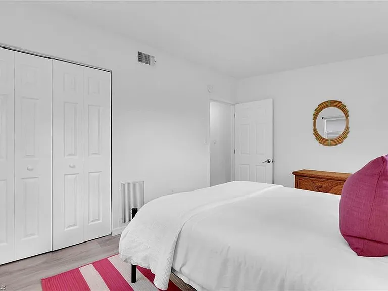2048 Holiday Ln — Photo 17