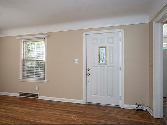 4th image of 23084 Clifford Dr