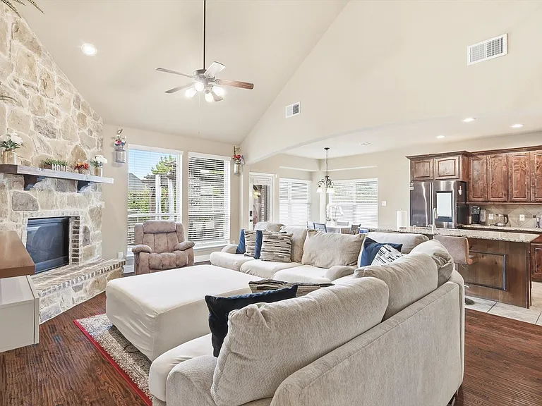 1370 Pelican Dr — Photo 1