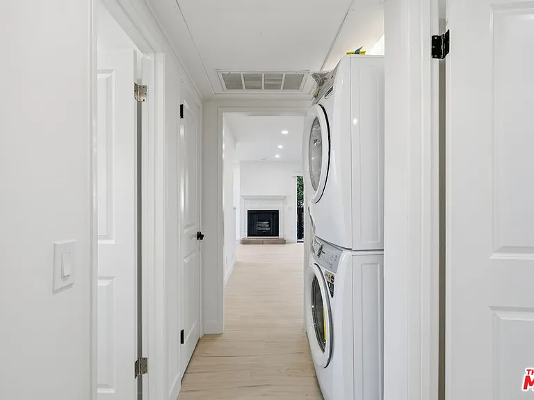 13025 Moorpark St #208 — Photo 11