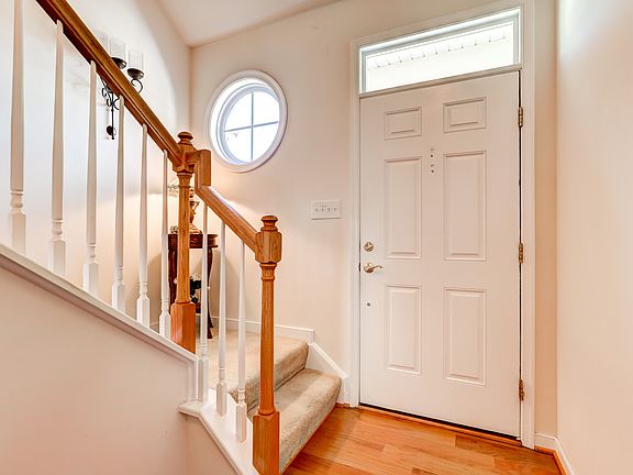 3rd image of 821 Parkland Pl