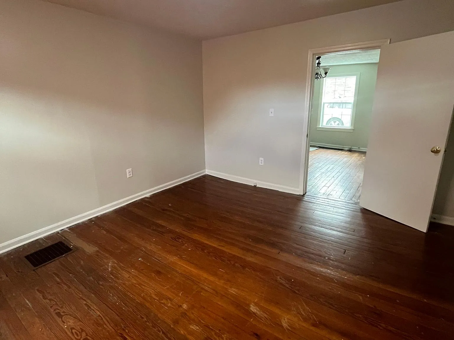 571 Maryland Ave — Photo 4