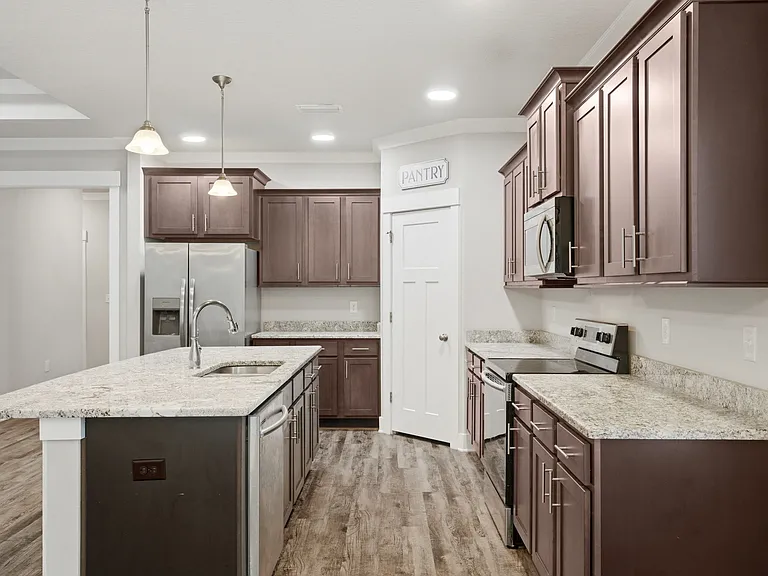 425 Pemberton Ln — Photo 8