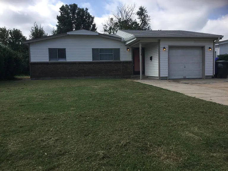 1504 Dakota St — Photo 1
