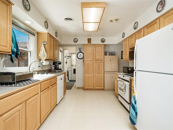 5th image of 916 Burlington Ave