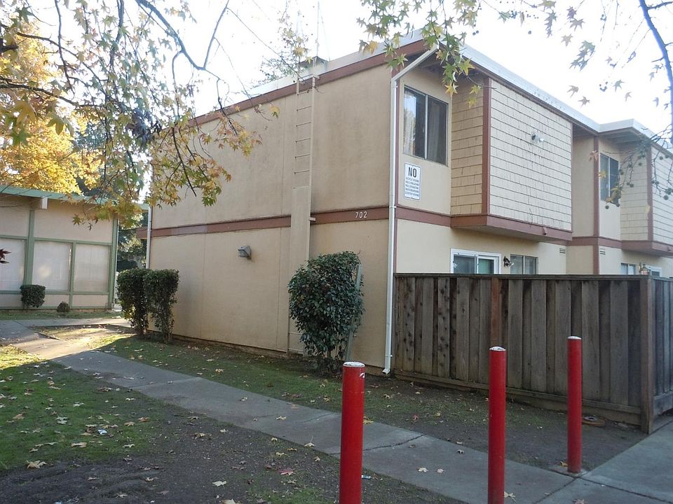 1st image of 702 Northfield Dr APT D