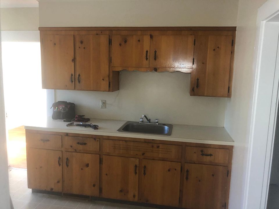 2nd image of 215 Whitwell St #1
