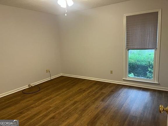 4th image of 203 Foxlake Dr