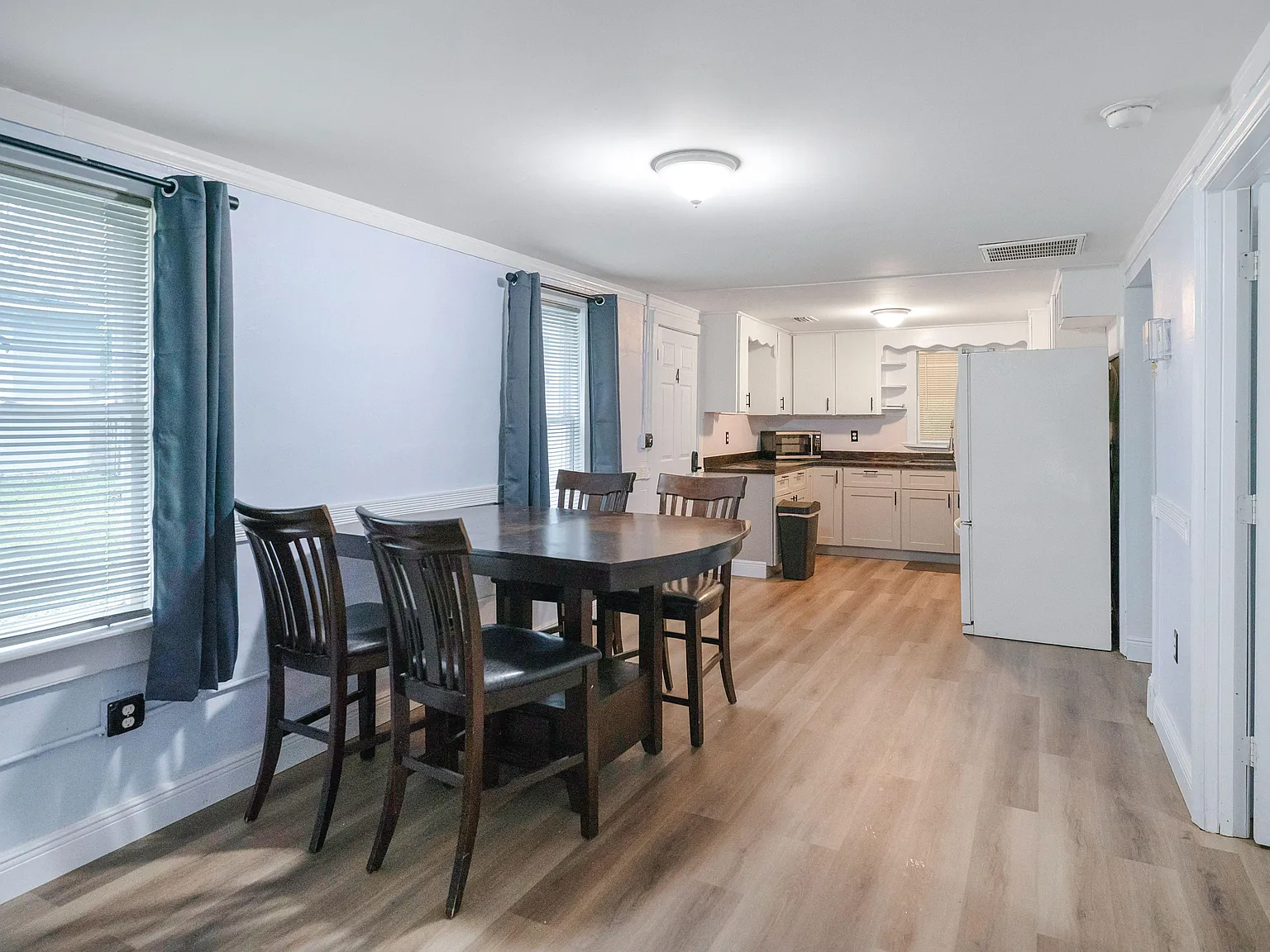 4 bed, 1.0 bath, 1300 sqft, $957 — Photo 4