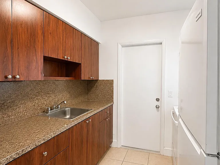 1140 NE 15th Ave #1D — Photo 3