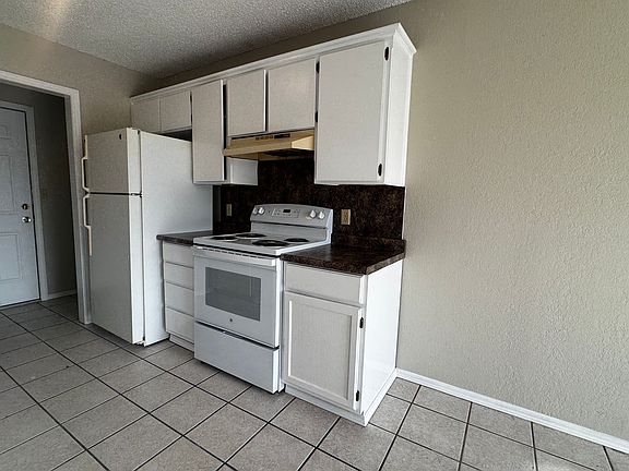 4th image of 314 NE Skyline Cir