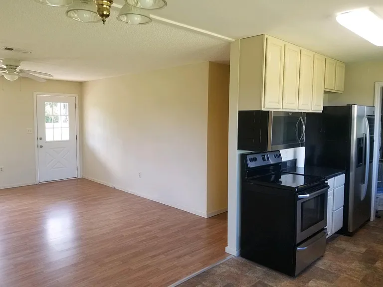 7046 N State Highway 123 — Photo 11