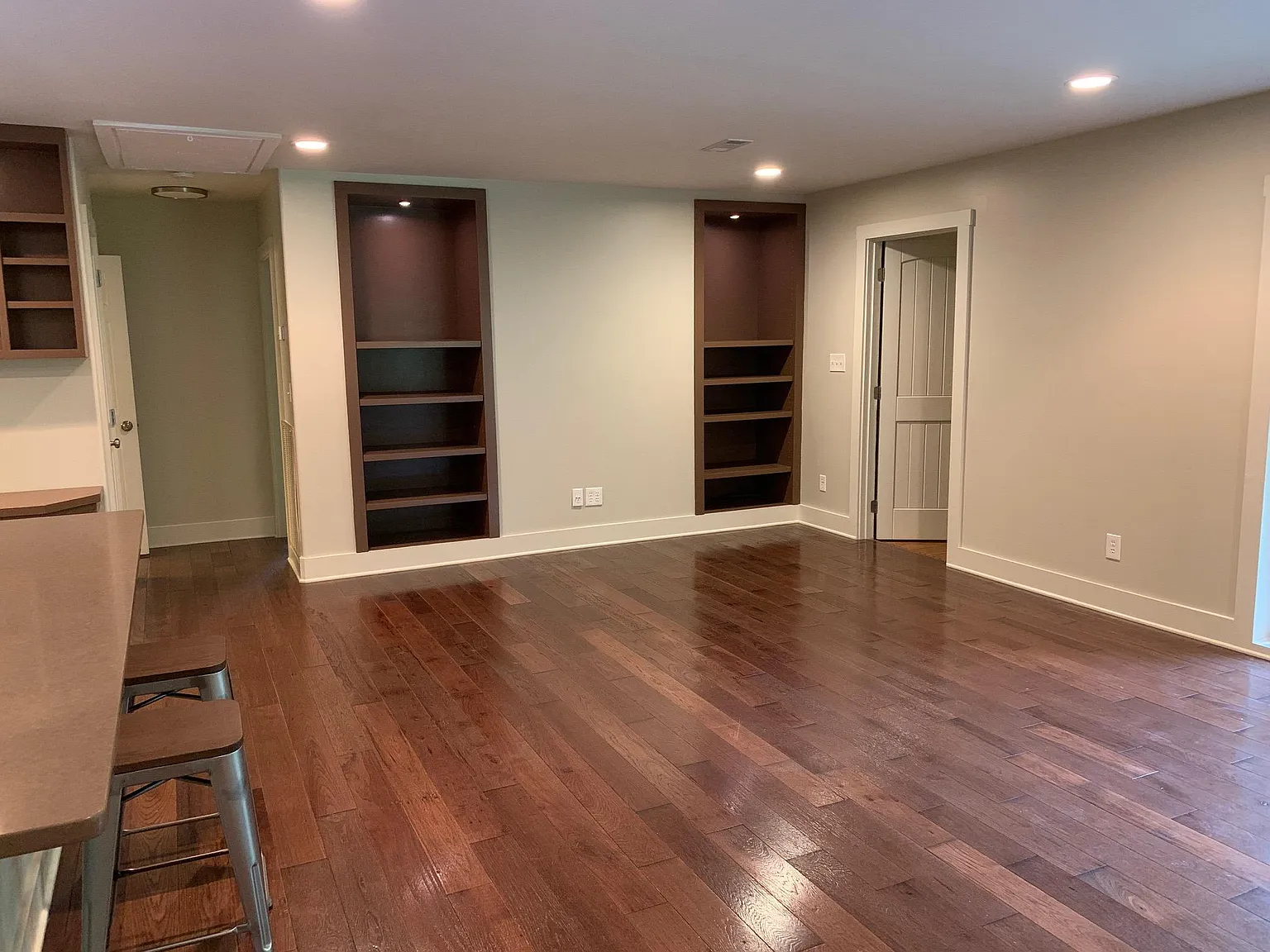 400 Larch Ln — Photo 4