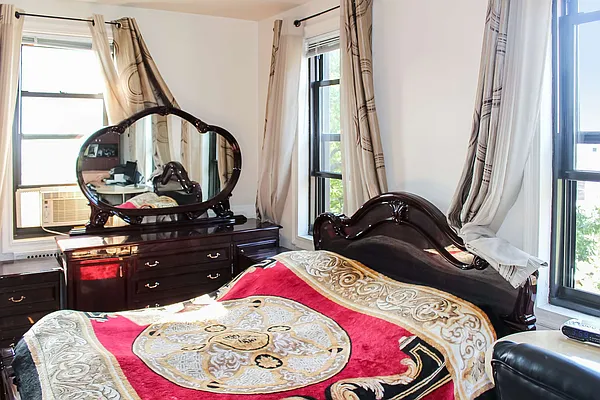 Sold by Thomas Lipovetsky, LREB | media 18