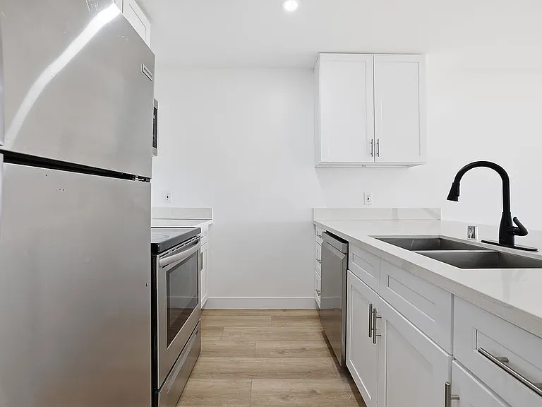 Encino Country Club Apartments — Photo 99
